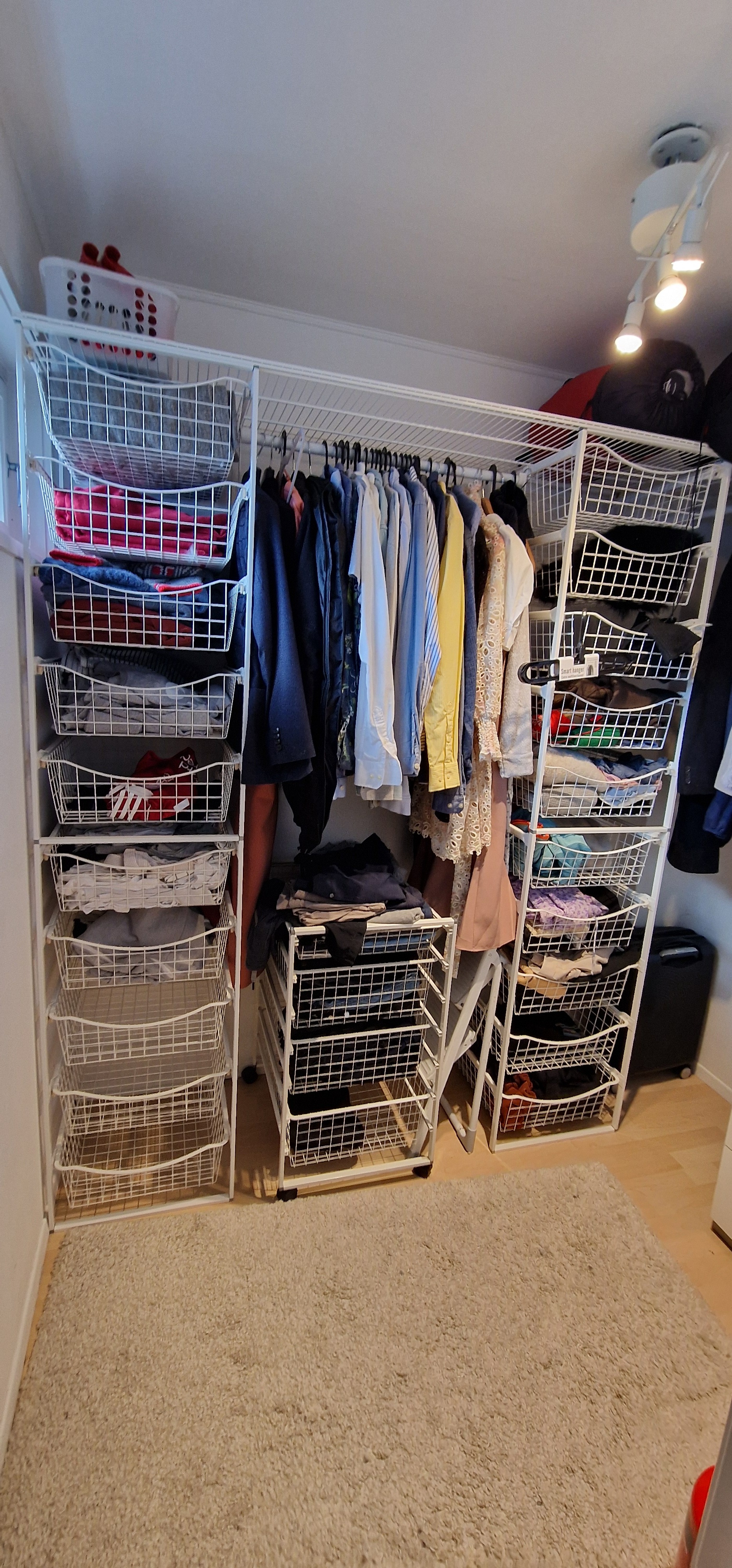 2. etg. Walk-in closet. Men inngang fra soverom. med Elfa hyllesystem og 1 stk kommode